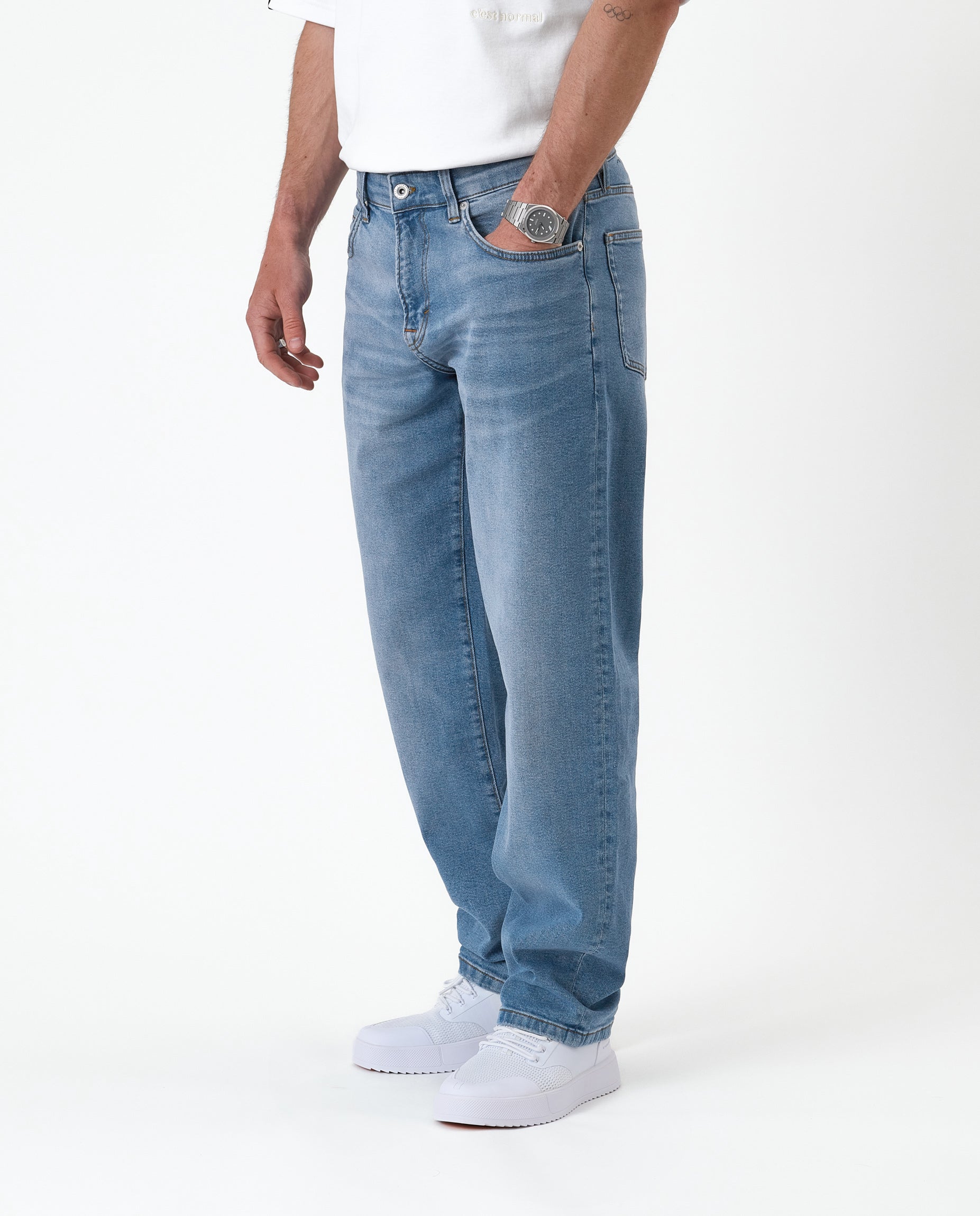 EasyStride – Relaxed Straight-Fit Stretch Jeans in Light Midwash