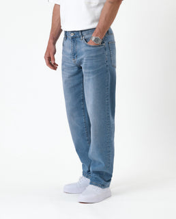 EasyStride – Relaxed Straight-Fit Stretch Jeans in Light Midwash