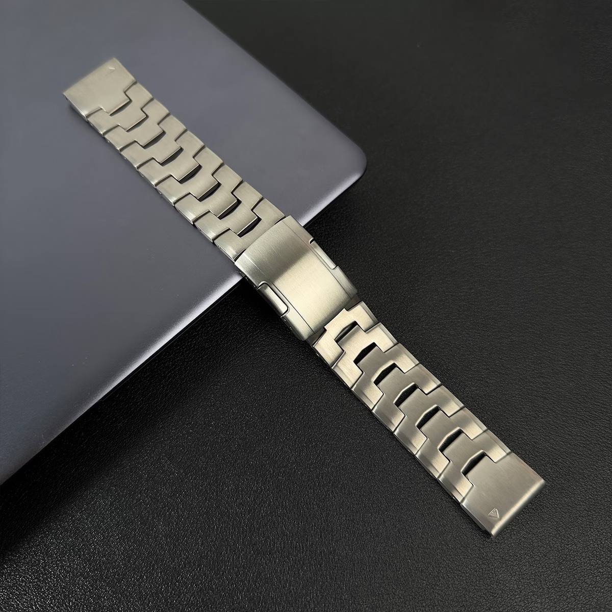 TitanLink – Luxe Titanium Link Band for Garmin QuickFit 22/26mm