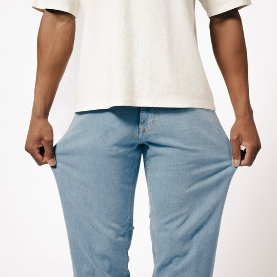 EasyStride – Relaxed Straight-Fit Stretch Jeans in Light Midwash
