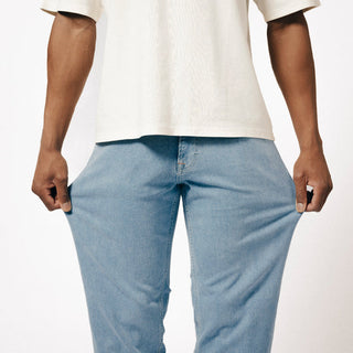 EasyStride – Relaxed Straight-Fit Stretch Jeans in Light Midwash