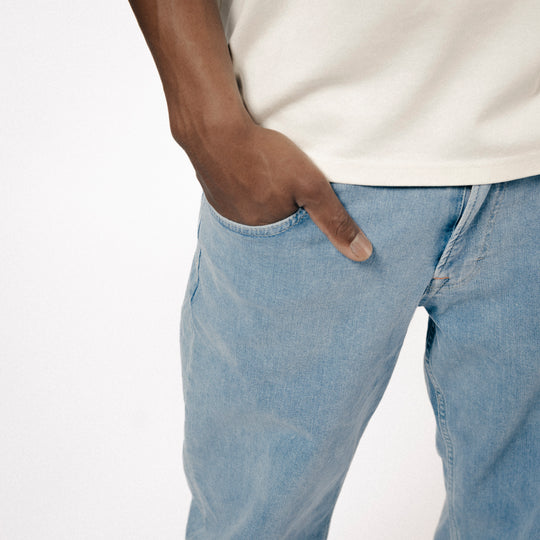 EasyStride – Relaxed Straight-Fit Stretch Jeans in Light Midwash