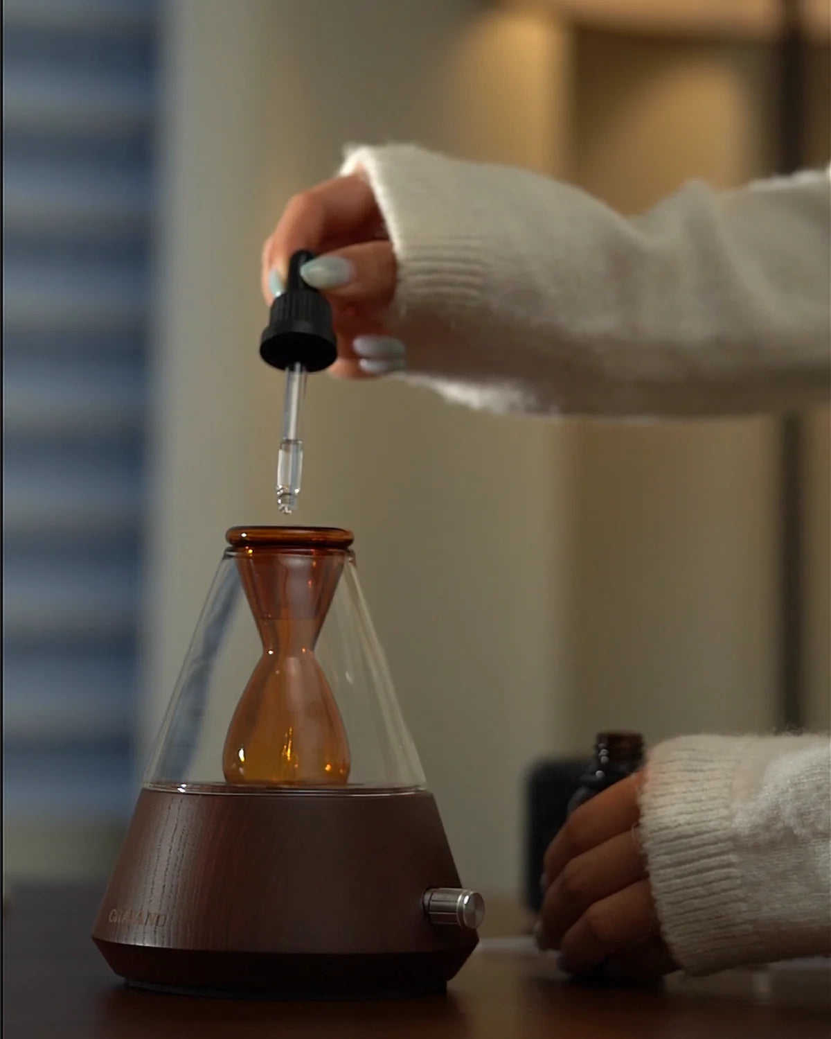 AmberGlow – Waterless Wood & Amber Glass Essential Oil Diffuser