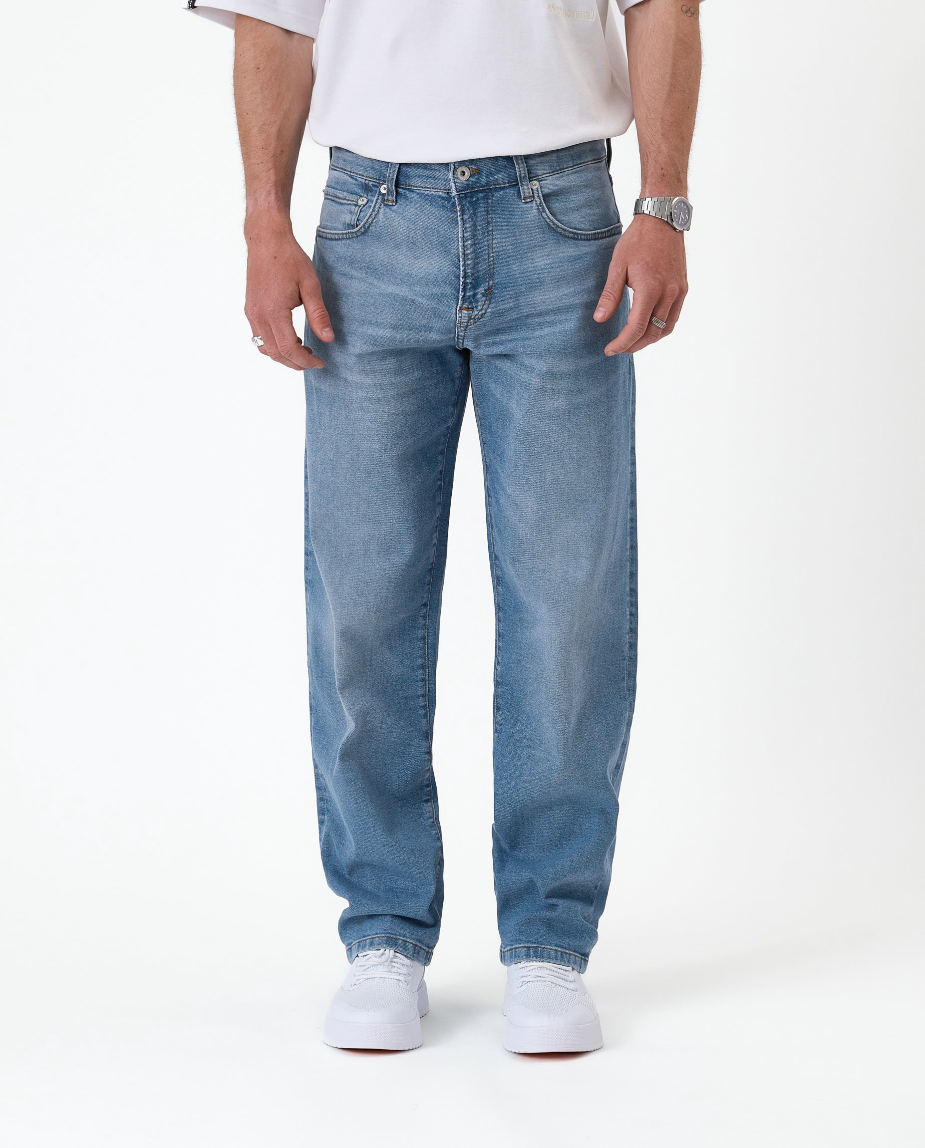EasyStride – Relaxed Straight-Fit Stretch Jeans in Light Midwash