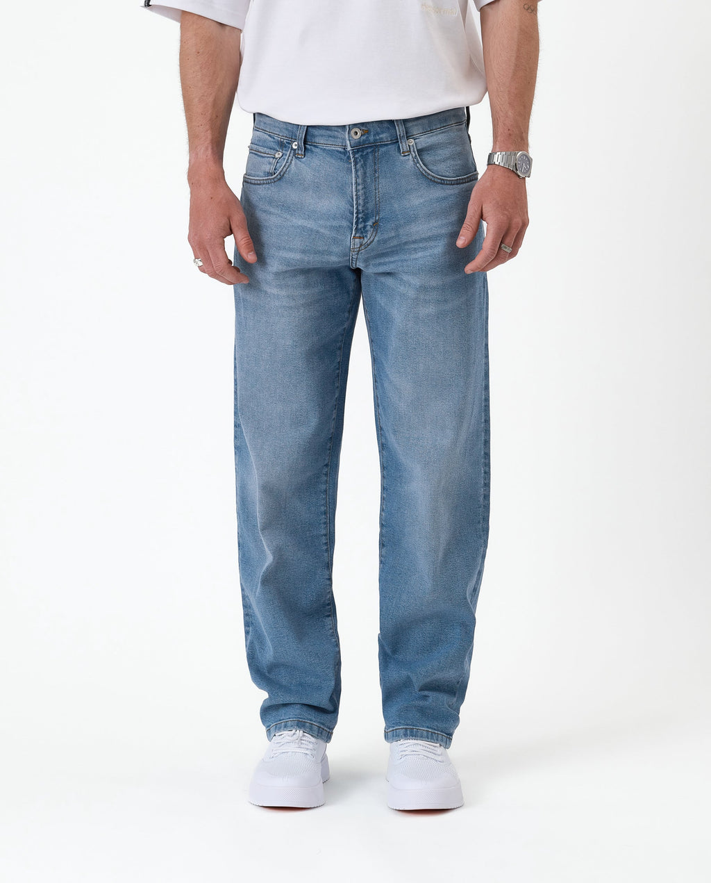 EasyStride – Relaxed Straight-Fit Stretch Jeans in Light Midwash