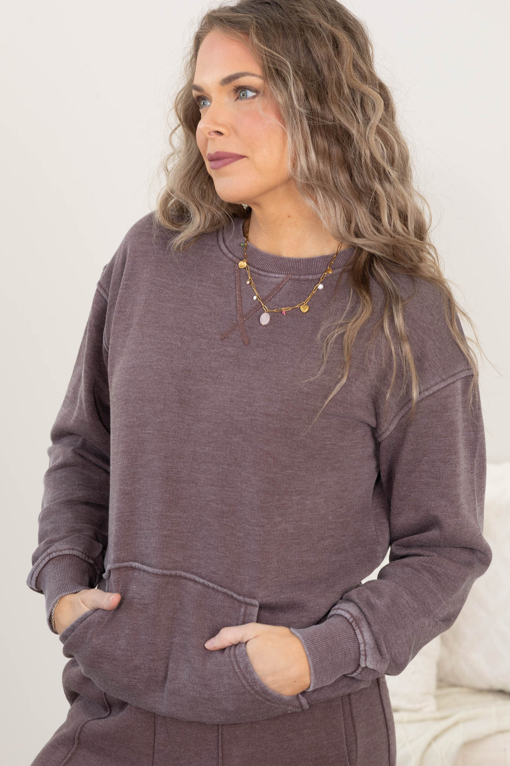 CampfireCozy – Pigment-Dyed Crewneck Sweatshirt with Kangaroo Pocket
