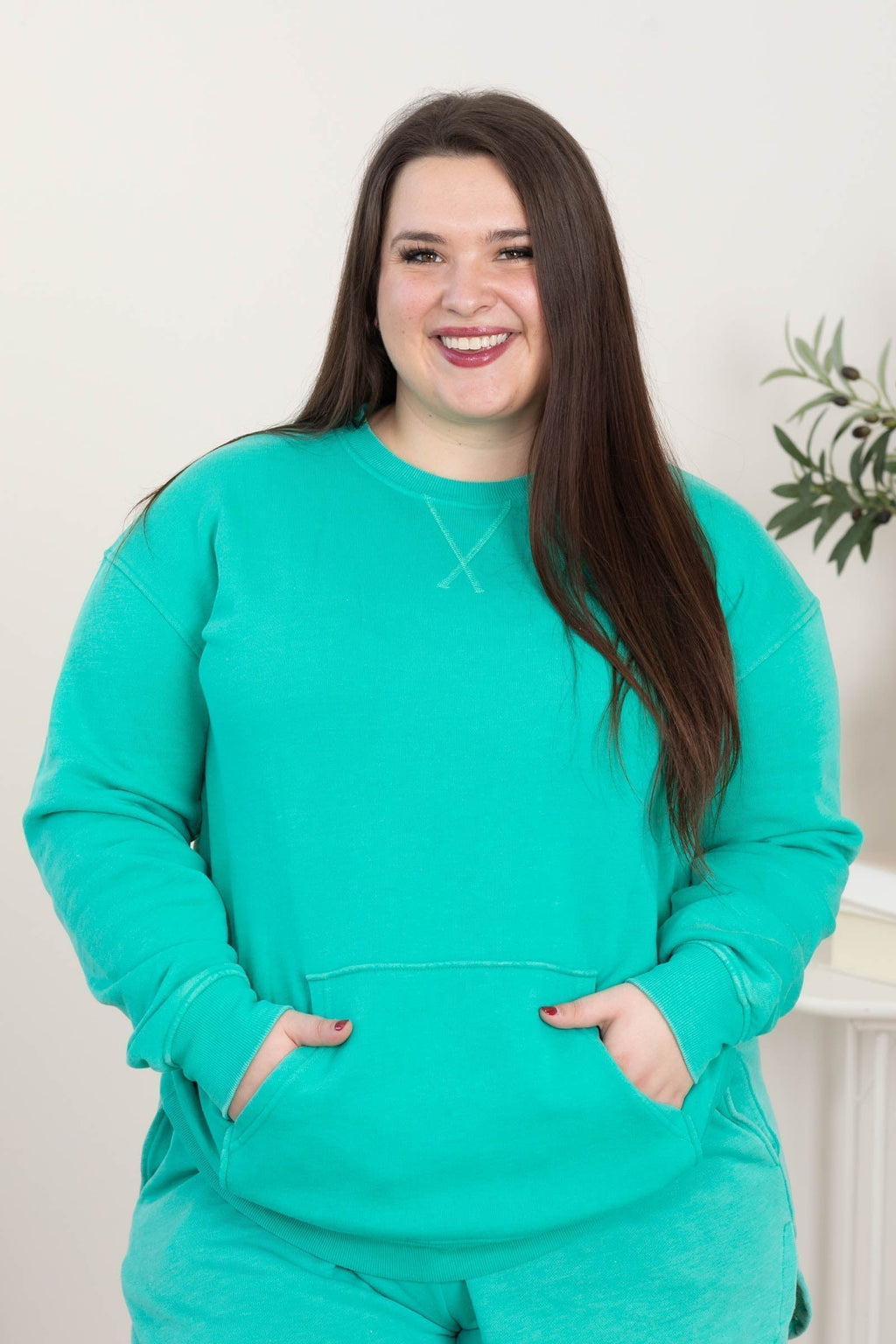 CampfireCozy – Pigment-Dyed Crewneck Sweatshirt with Kangaroo Pocket