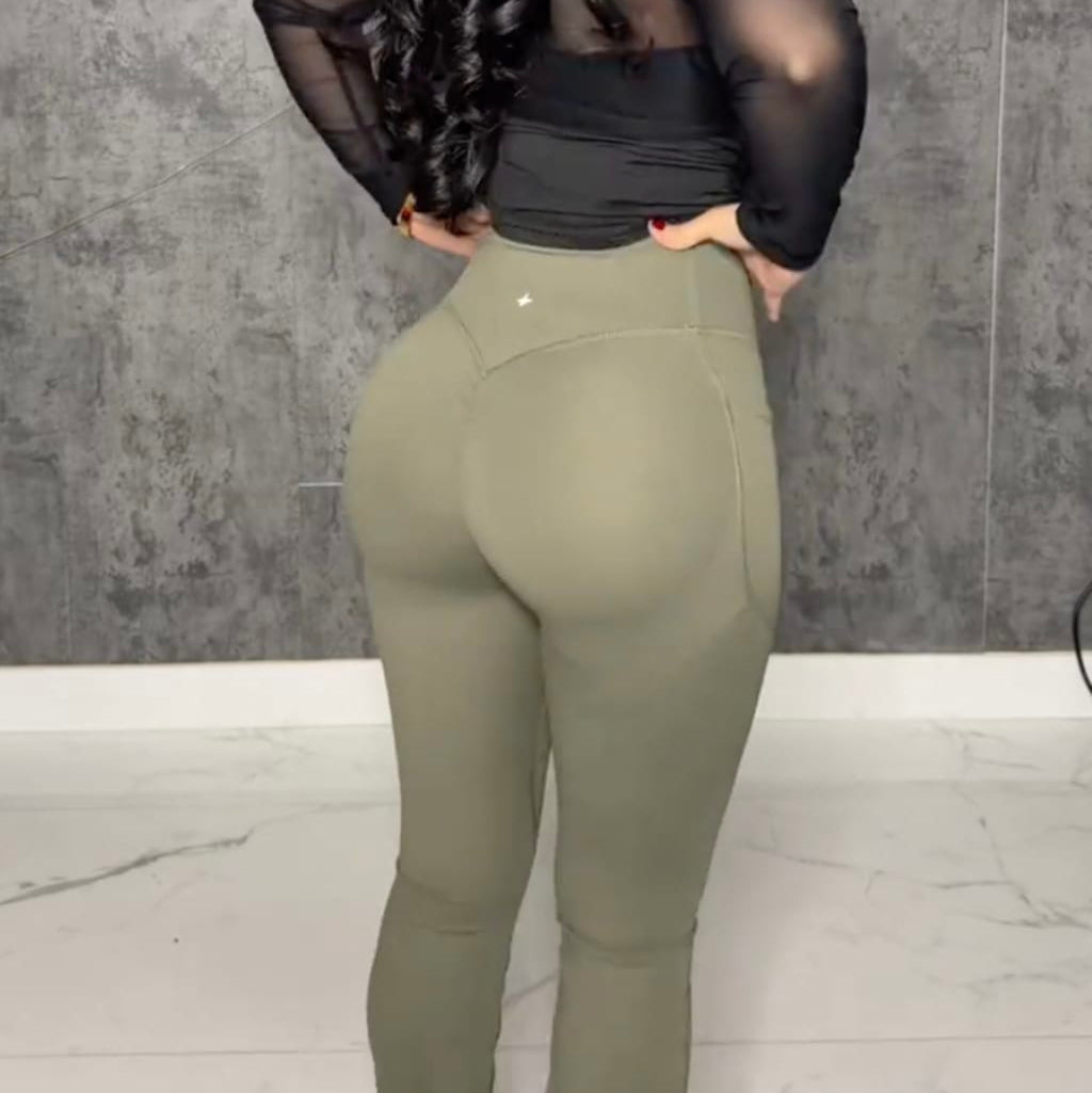 CurveSculpt – BBL Scrunch High-Waisted Wide-Leg Leggings