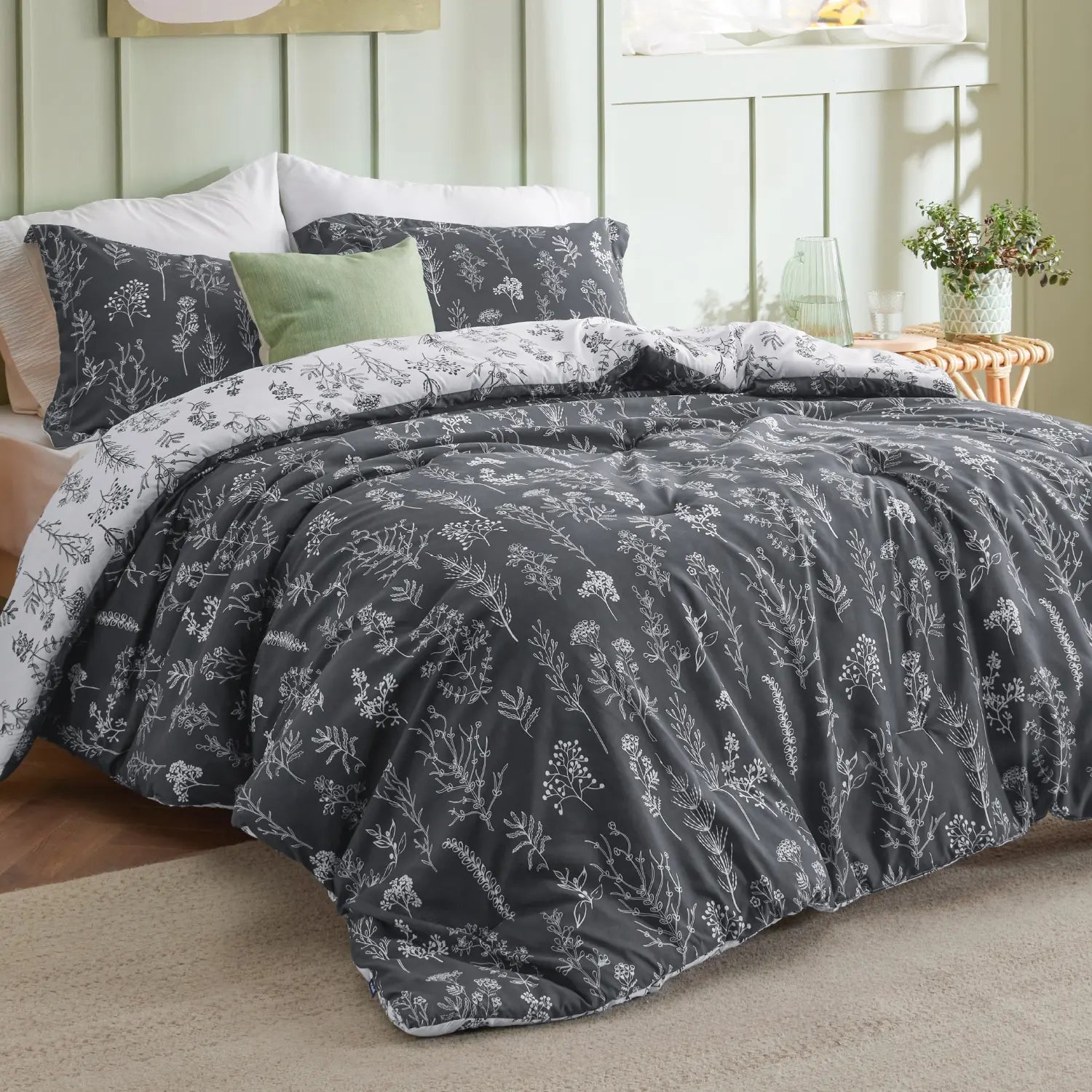 BloomNest – Reversible Botanical Floral Comforter Set with Pillow Shams