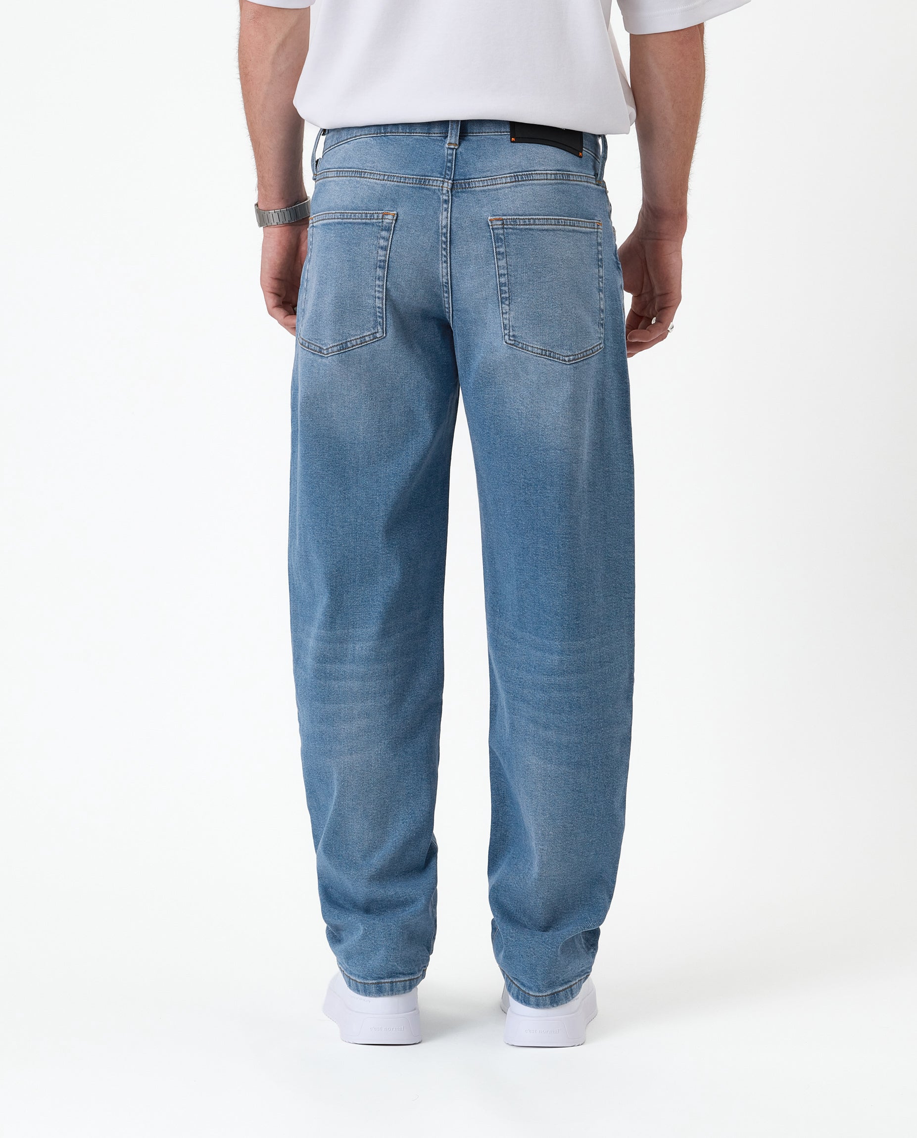 EasyStride – Relaxed Straight-Fit Stretch Jeans in Light Midwash