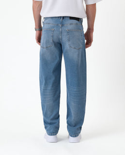 EasyStride – Relaxed Straight-Fit Stretch Jeans in Light Midwash