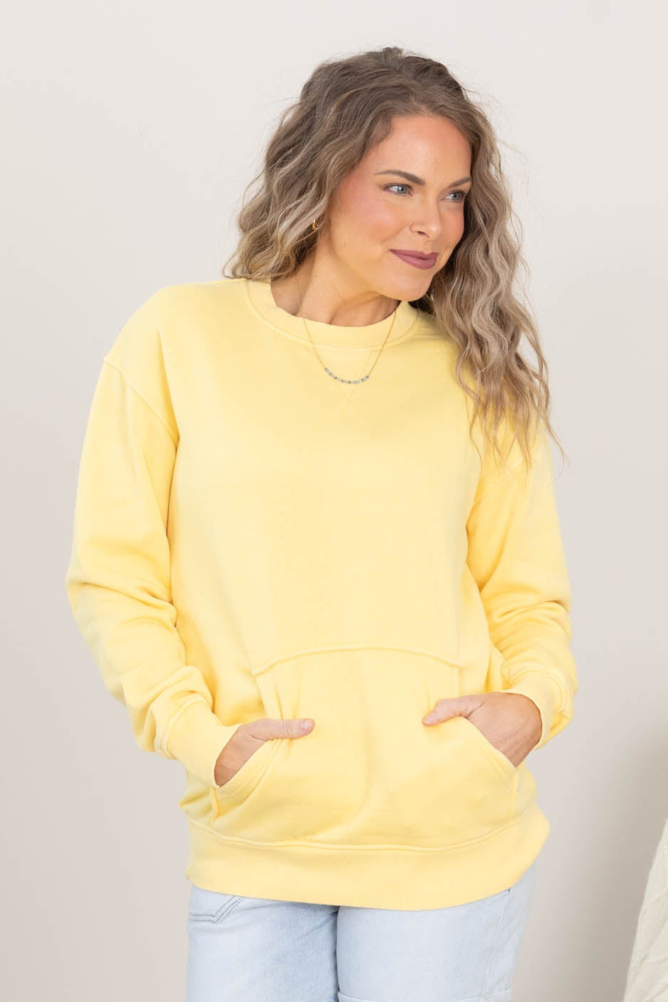 CampfireCozy – Pigment-Dyed Crewneck Sweatshirt with Kangaroo Pocket