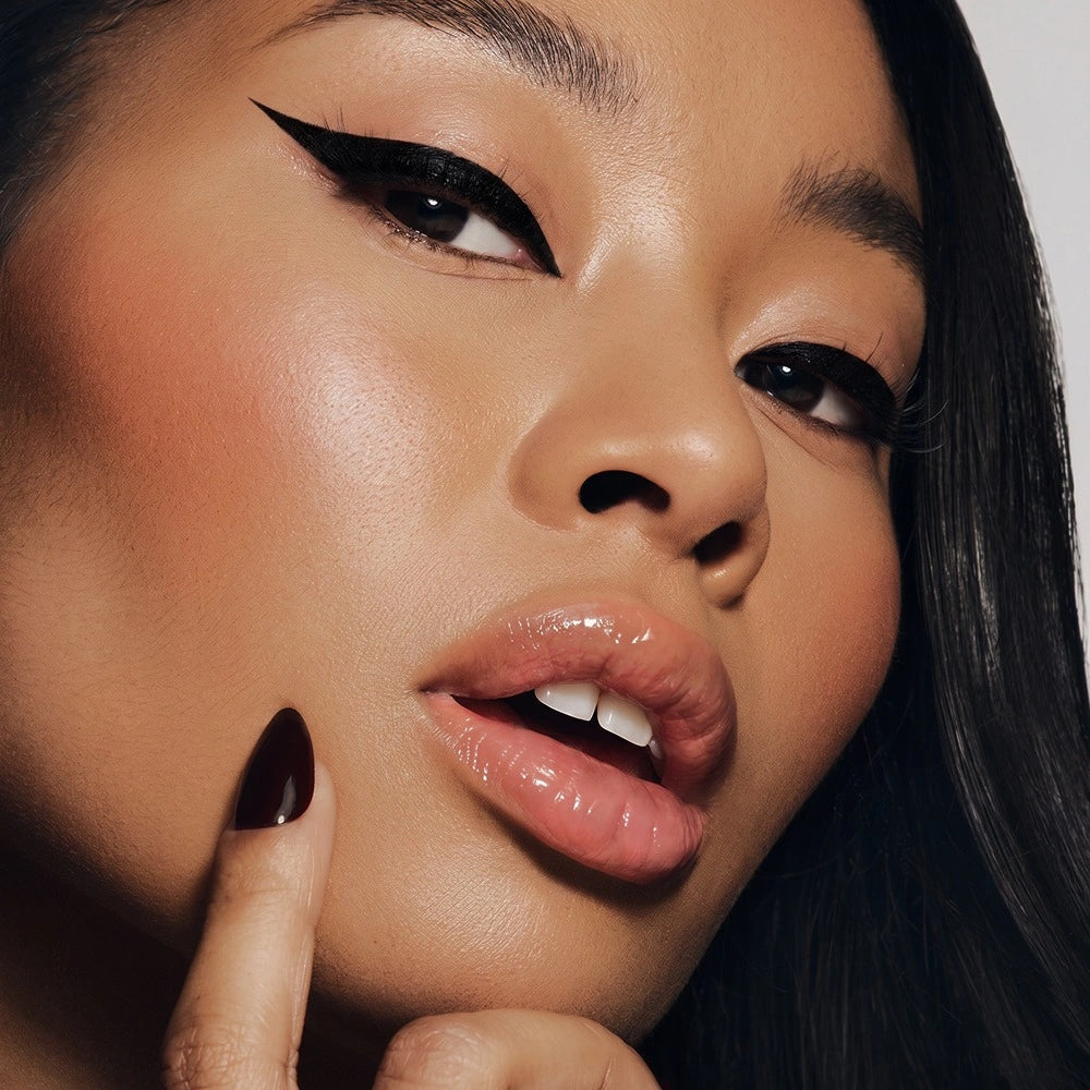 WingSnap – Dual-Ended Eyeliner Stamp for Instant Winged Liner
