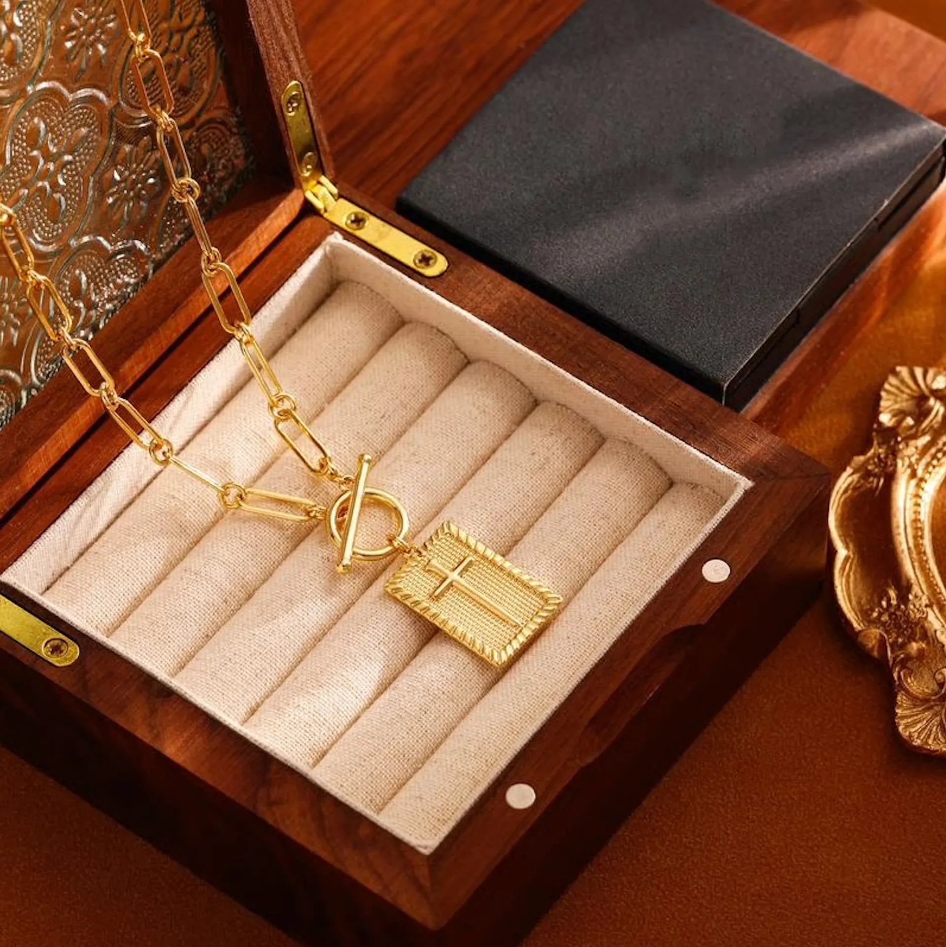 FaithLuxe – Timeless Cross Pendant Necklace